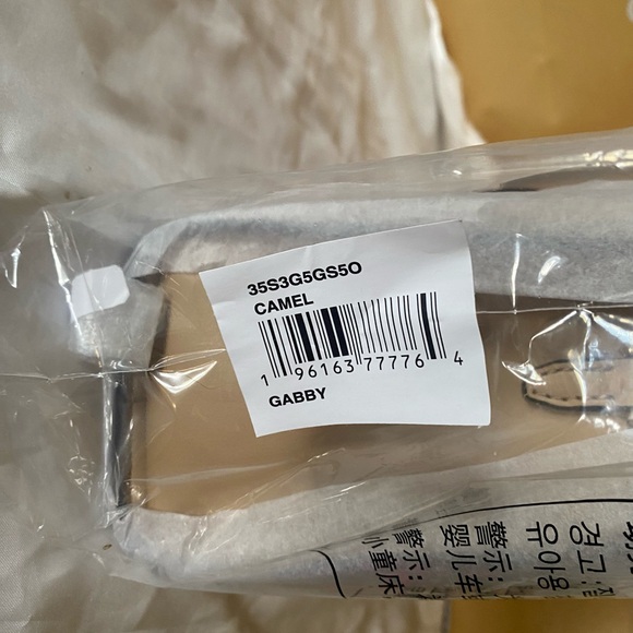 MICHAEL KORS Gabby Small Satchel Camel
NWTs large gold MK fold over crossbody - Picture 6 of 7